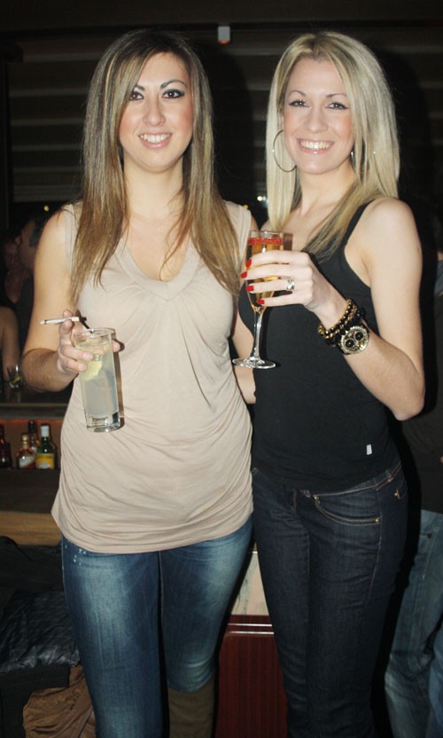 Πίνουν στην υγειά τους