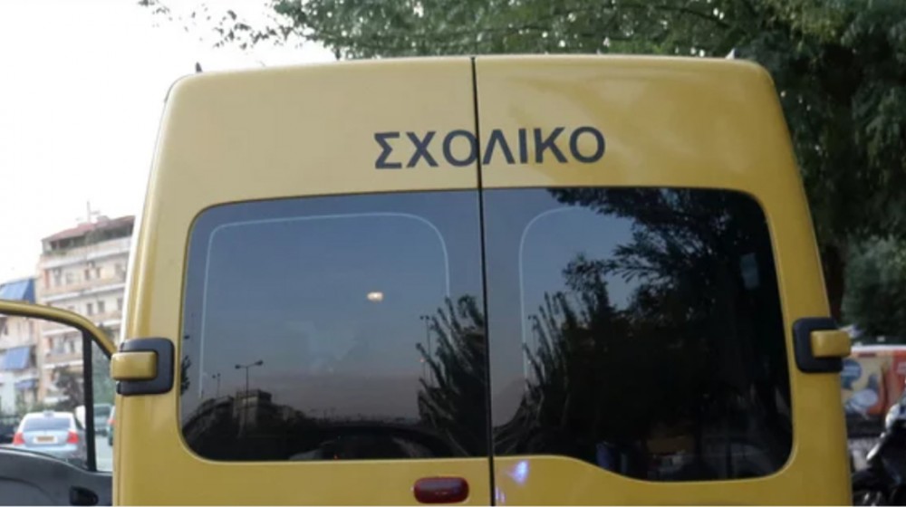 Χειροπέδες σε 61χρονο οδηγό σχολικού που δεν είχε δίπλωμα