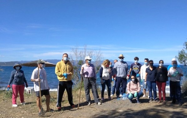 ΜΗΛΑΚΙ ΑΛΙΒΕΡΙΟΥ: Εθελοντές έκαναν λαμπίκο την παραλία