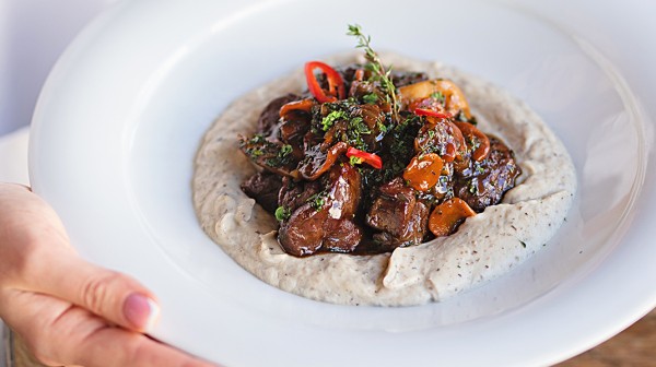 Αγριογούρουνο με μανιτάρια και κρεμμύδια