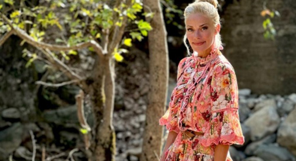 Ζέτα Μακρυπούλια: Με ρομαντικό φλοράλ φόρεμα στην βάπτιση του ανιψιού της!