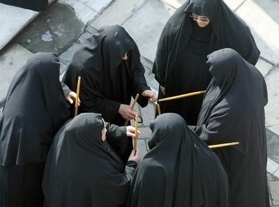 Απίστευτο κόλπο από δύο γυναίκες που παρίσταναν τις καλόγριες