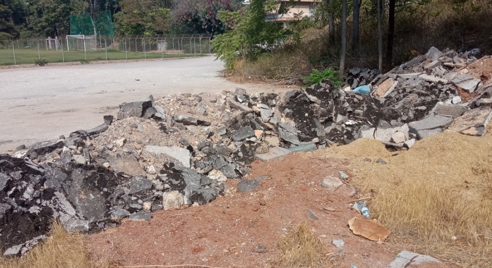 ΜΠΑΤΑΡΙΑΣ ΧΑΛΚΙΔΑ: Πέταξαν μπάζα δίπλα στο γήπεδο