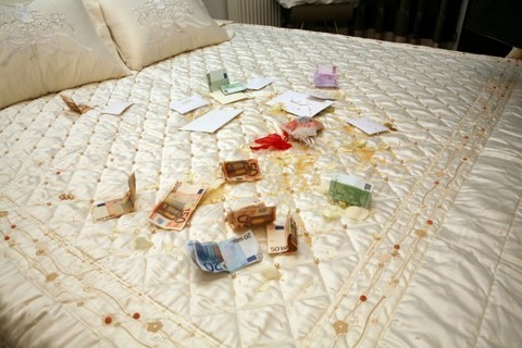 Έκλεψαν το γαμήλιο κρεβάτι!