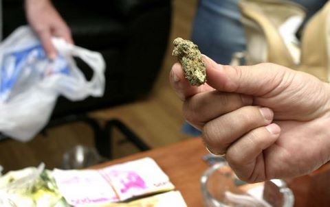 Bόλτα στη Xαλκίδα με χασίς