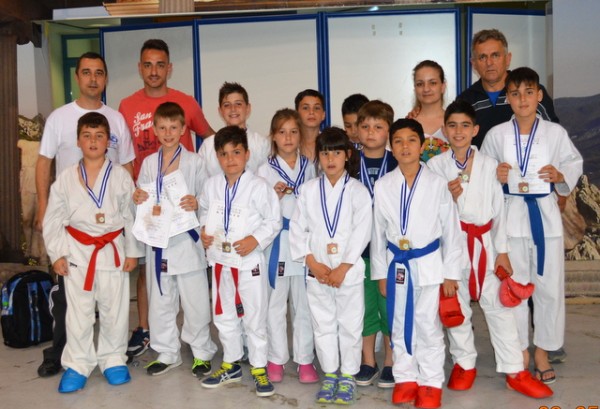 18 μετάλλια από το σύλλογο καράτε ΑΒΑΝΤΙΣ