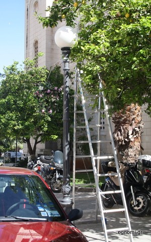 Άρχισαν να κατεβάζουν τα Πασχαλινά φαναράκια
