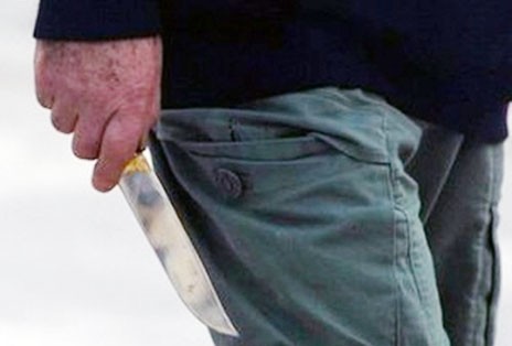 Μαχαίρωσε δύο 25χρονους στην πλατεία της Αρτάκης