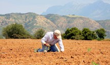 Ένας αγρότης στο χωράφι