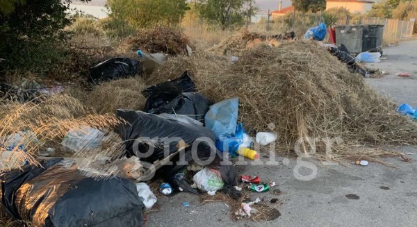 ΠΑΡΑΛΙΑ ΑΥΛΙΔΑΣ: Χωματερή και πεταμένα σκουπίδια δίπλα σε κάδους