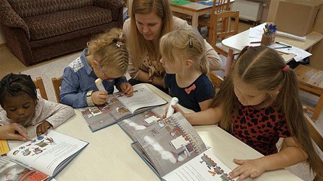 Σε ποια χώρα τα παιδιά ξεκινούν το σχολείο μετά τα 7 χρόνια;