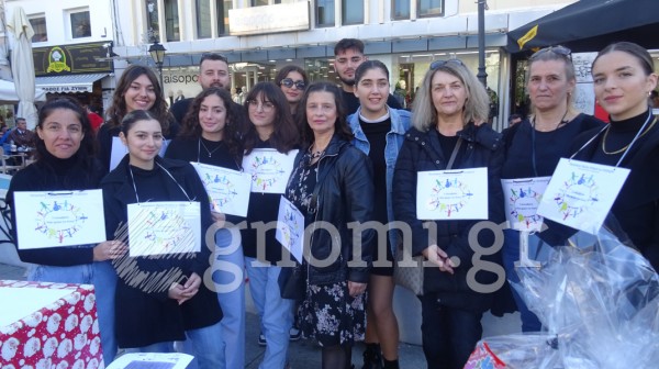 ΔΙΕΚ ΧΑΛΚΙΔΑΣ: Εκπαιδευτικοί και καταρτιζόμενοι μοίρασαν ημερολόγια και χριστουγεννιάτικα στολίδια