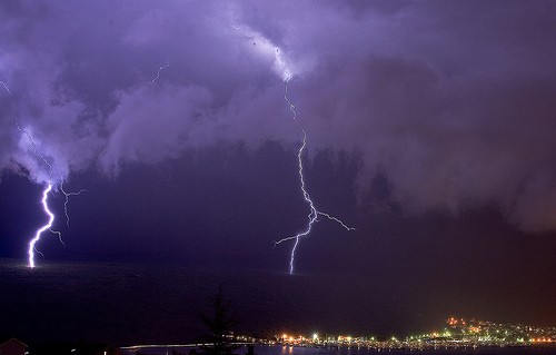 Κεραυνός προκάλεσε επικίνδυνη πυρκαγιά