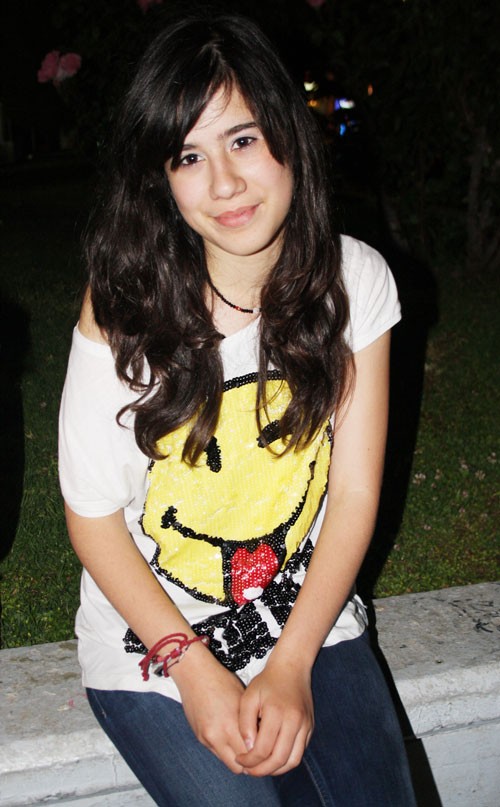 Βγάζει γλώσσα