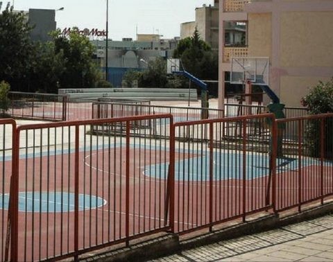 Καθηγητής απείλησε μαθητή με σουγιά: Αν έρθεις αύριο θα σε σφάξω (VIDEO)