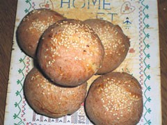 Στρογγυλά ψωμάκια  με μπέικον και κρεμμύδι