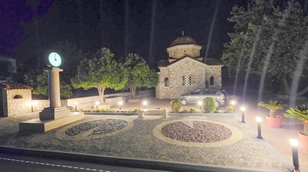 Φωτίστηκε το στολίδι του Ωρολογίου