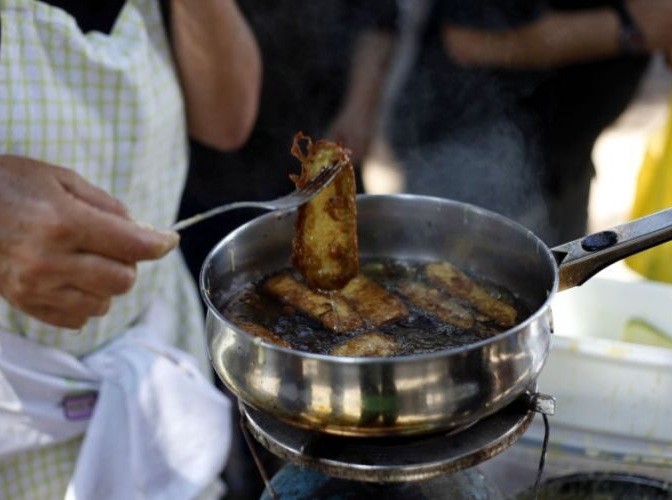 Εριξαν πρόστιμα σε δυο γιαγιάδες που βοηθούσαν στην ταβέρνα των παιδιών τους