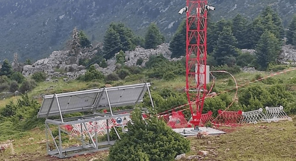 ΚΑΔΙ ΕΥΒΟΙΑ: Κουκουλοφόροι έδεσαν σεκιουριτάδες και γκρέμισαν τον ανεμολογικό ιστό