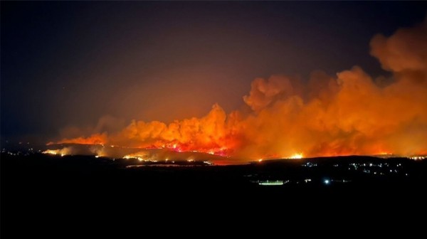 Πύρινη κόλαση στη βορειανατολική Αττική από τη φωτιά που ξέσπασε στον Βαρνάβα (Video)