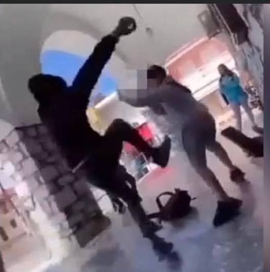 ΚΡΙΕΖΑ: Δύο μαθητές έπαιξαν μπουνιές μετά το σχόλασμα - Οι φίλοι τους γελούσαν και τράβαγαν βίντεο (video)