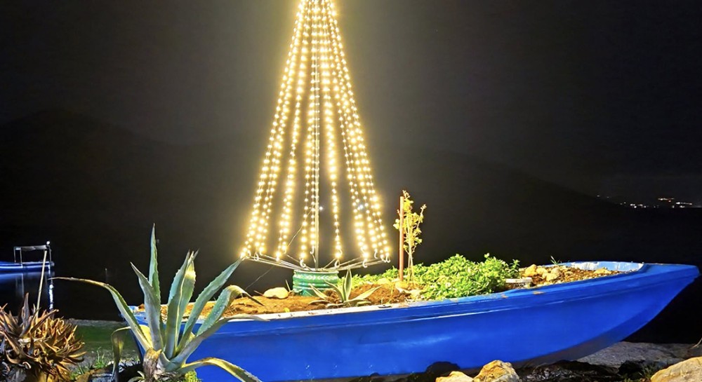 Τα Σκροπονέρια άναψαν Χριστουγεννιάτικο δέντρο