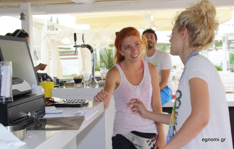 Ακούει με χαμόγελο την προϊσταμένη