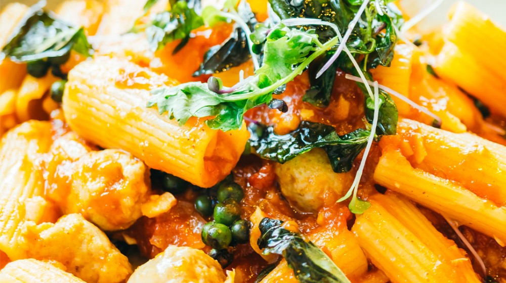 Ριγκατόνι με γαρίδες και αρακά