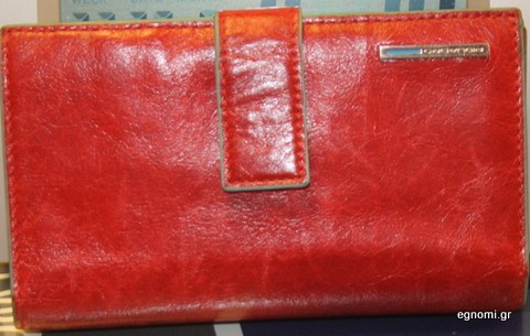 Βρέθηκε στην Αβάντων κόκκινο γυναικείο πορτοφόλι (φωτό)