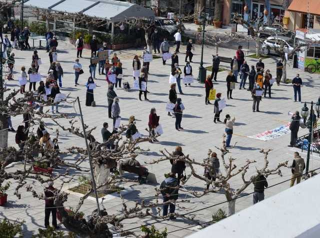 Συγκέντρωση κατά των αιολικών πάρκων στην πλατεία της Καρύστου