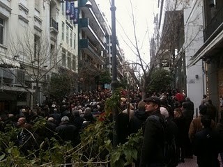 Διαμαρτυρία έξω από το σπίτι του Καραμανλή