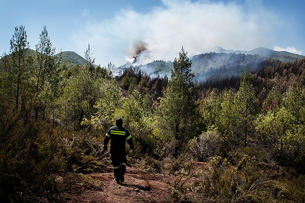 Η φωτιά στην Β. Εύβοια με τα μάτια του φωτογράφου