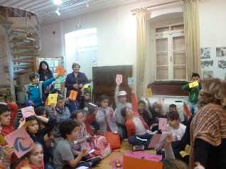 Άκουσαν παραμύθι στο Λαογραφικό Μουσείο Ψαχνών