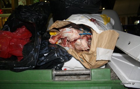 Πέταξαν στα σκουπίδια ωμό κρέας (φωτό)