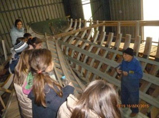 Ξενάγηση μαθητών σε παραδοσιακό ναυπηγείο της Χαλκίδας