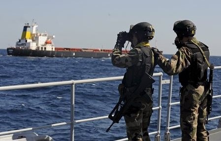 Ένοπλοι φρουροί σε εμπορικά πλοία για προστασία από πειρατές