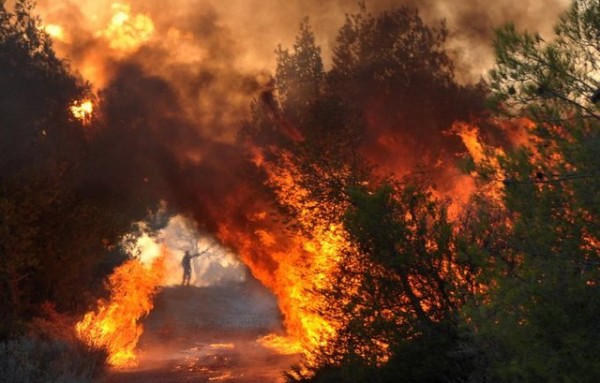 ΦΩΤΙΑ ΕΥΒΟΙΑ: Η μάχη με τις φλόγες και τις αναζωπυρώσεις συνεχίζεται