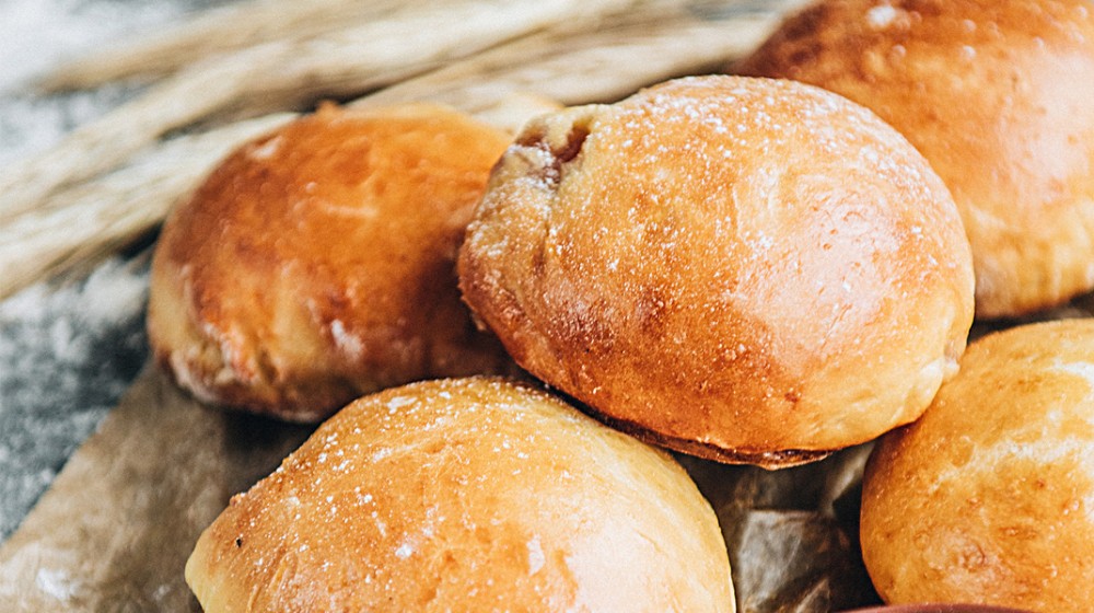 Ψωμάκια με μπέικον και κρεμμύδι