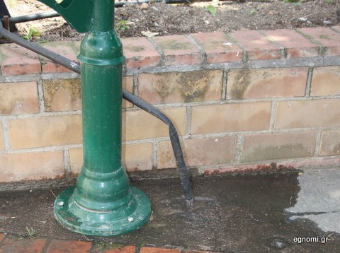 Άσκοπα τρέχει το νερό στο πάρκο