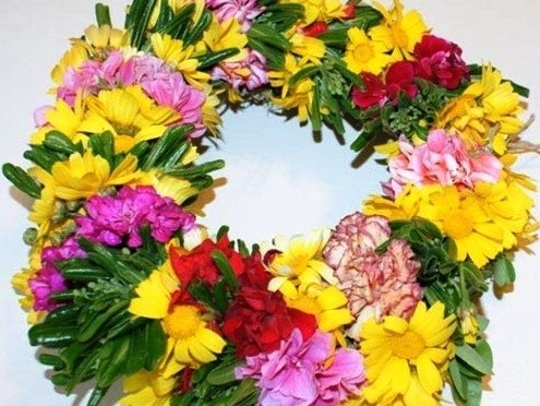 Μαγιάτικα στεφάνια και διακοσμητικά φυτά στην προβλήτα του Αγίου Νικολάου