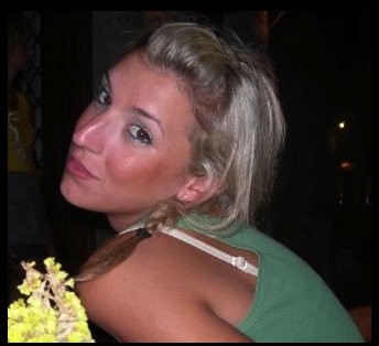 Μια κοπέλα όλο νάζι