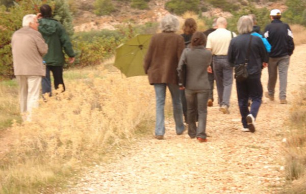 Οικογενειακή πεζοπορία στους δρόμους