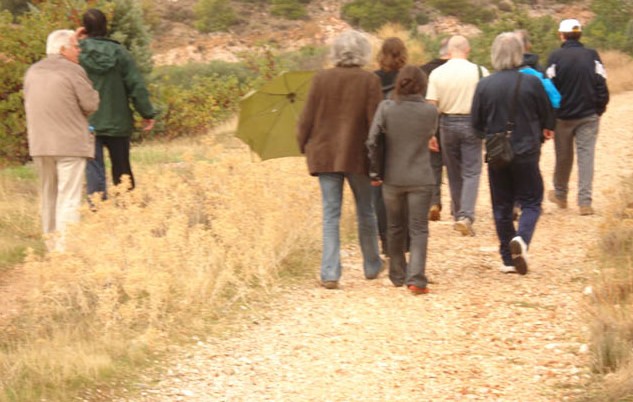 Οικογενειακή πεζοπορία στους δρόμους