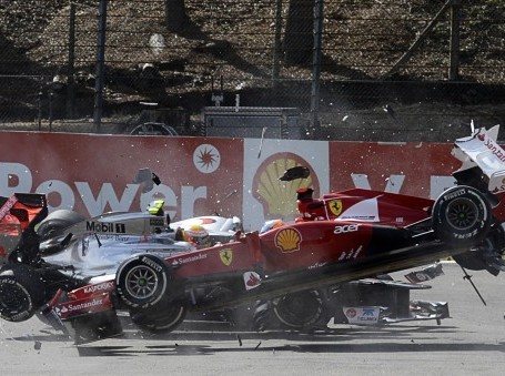 Μεγάλη καραμπόλα στην εκκίνηση της φόρμουλα 1! (video)