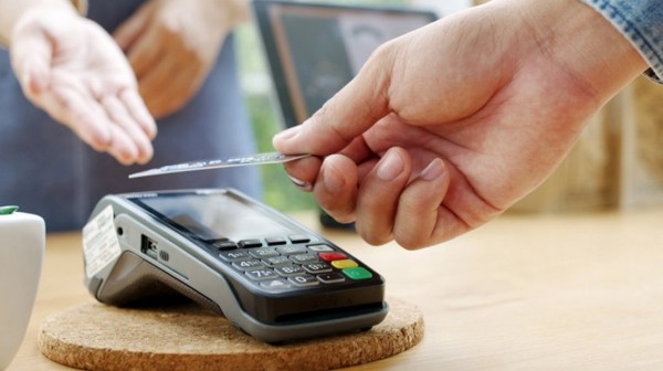 POS: Υποχρεωτικά από το νέο έτος σε ταξί, περίπτερα και λαϊκές αγορές