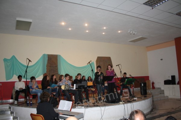 Οι μαθητές τραγούδησαν Γκάτσο