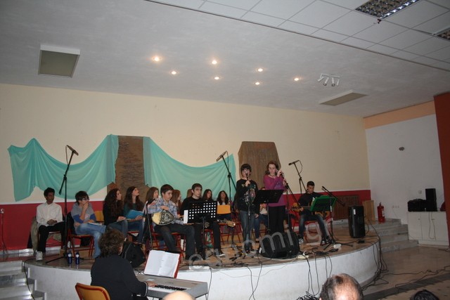 Οι μαθητές τραγούδησαν Γκάτσο