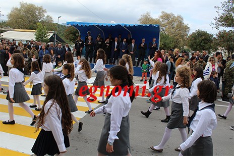 ΠΑΡΕΛΑΣΗ ΧΑΛΚΙΔΑ 28 ΟΚΤΩΒΡΙΟΥ 2017: Οι μαθητές πήγαν...κόντρα στον άνεμο