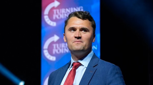 Δολοφονία Τσάρλι Κερκ: Από ταράτσα ο μοιραίος πυροβολισμός - Ψάχνουν παντού τον δράστη (VIDEO)