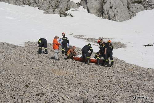 Καρέ-καρέ η μεταφορά του νεκρού ορειβάτη